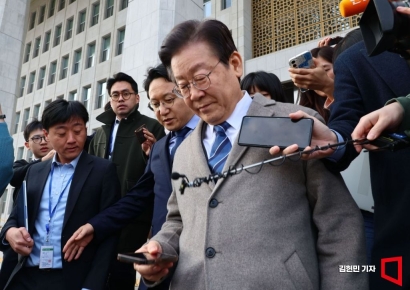 [포토] 의총 마치고 국회 나서는 이재명 대표