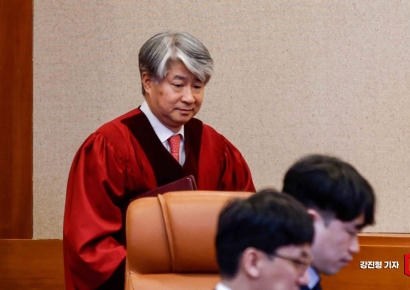 [포토] 대심판정에 들어서는 이종석 헌법재판소장