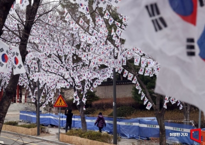 [포토] 내일 3.1절, 거리에 가득한 태극기