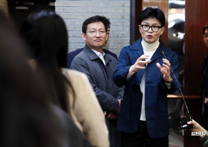 [포토] 취재진 질문에 답하는 한동훈 위원장