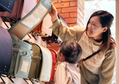 저출산에도 여전히 비싼 日 책가방…신학기 '란도셀 구매' 열풍