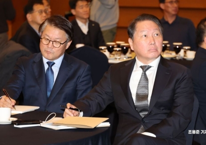 [포토] 공정거래위원장 특별강연 듣는 최태원 회장