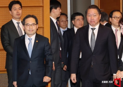 [포토] 입장하는 한기정 공정거래위원장과 최태원 회장