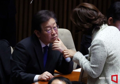 [포토] 의원과 대화하는 이재명 대표