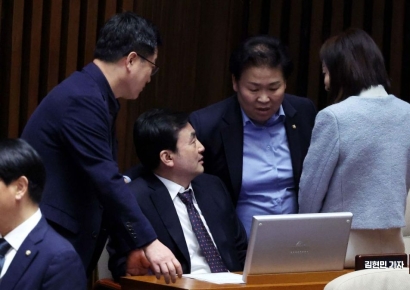 [포토] 의원들과 대화하는 안규백 전략공천관리위원장