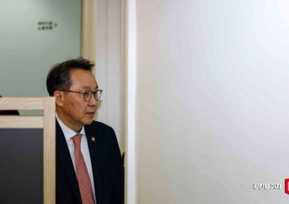 [포토]취재진 피해 전공의 간담회장 입장하는 박민수 차관