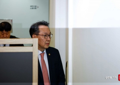 [포토]박민수 차관, 몇몇 전공의들과 대화중