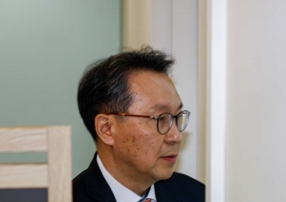 [포토]몇몇 전공의들과 대화 나선 박민수 차관