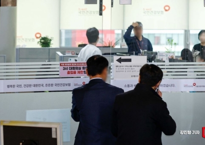 [포토]박민수 보건복지부 2차관, 몇몇 전공의들과 대화 나서