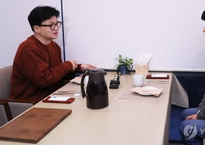 한동훈 "함께 정치하자"…김영주 "늦지 않게 답하겠다"