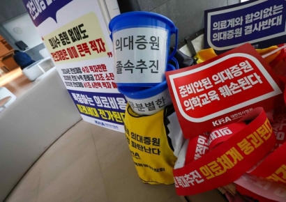 "긴급 SOS, 원무과 직원 검토 좀" 의사 심부름…제약사 영업맨 '폭로'