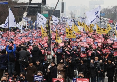 "더이상 살기 싫어 용접 배운다"…사법처리 앞둔 의사들 격앙
