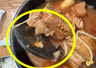 안심식당이라더니 갈비찜서 배수구 마개 나와…"입맛 뚝 떨어져"