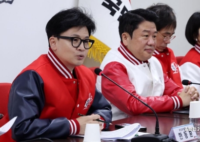 與 "'2찍' 발언 이재명, 국민 편가르기…자화자찬 공천 발언에 실소"
