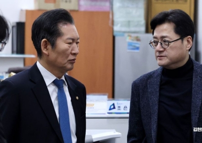 [포토] 대화하는 홍익표-정청래