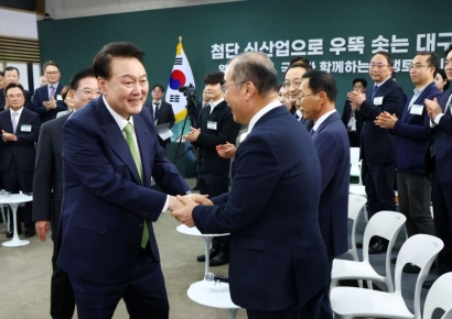 '230% 증원' 경북대 총장에…尹 "적극 지원, 걱정 마시라"