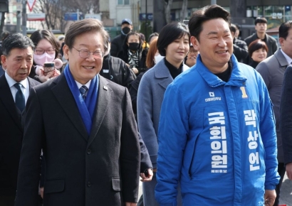 [포토] “존경하는 노무현” 이재명, 서울 종로서 盧사위 지원사격