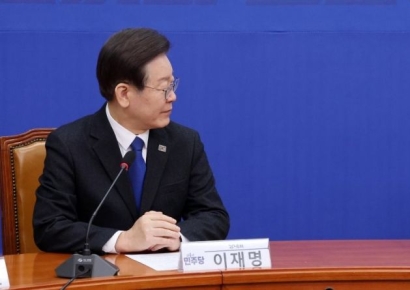 [포토] 이재명 만난 조국 "현재 길목 같이 헤쳐 나갈 동지"