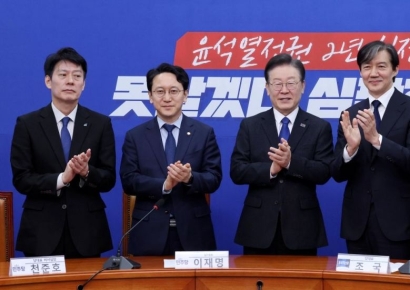 [포토] 손 맞잡은 이재명·조국 "尹 정권 폭정 종식 위해 연대·단결"