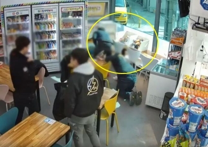 "남자 넷이 무릎꿇고 뭐하나"…무인분식집 CCTV에 잡힌 선행