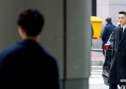 [포토] 법정으로 들어서는 배우 유아인