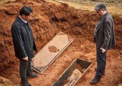 "재벌가 산소 파는 데 관이 하나 더"…영화 '파묘' 현실판?