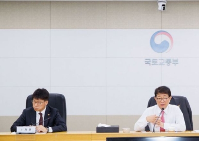 "화장실 천장에 내부 비쳐"…국토부, '유리 천장' 화장실 전수조사