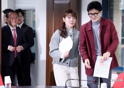 [포토] 김예지 의원과 회의장 들어서는 한동훈 위원장