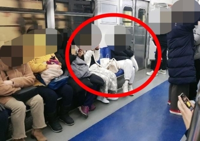 지하철 만석인데 "하나는 가방자리"…민폐승객에 '공분'