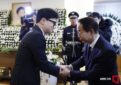[포토] 김현철 이사장 위로하는 한동훈 비상대책위원장
