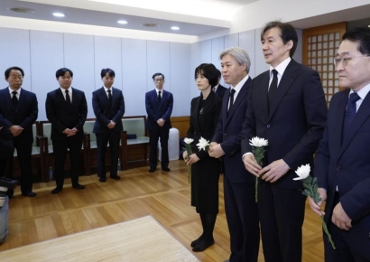 [포토] 조국 대표, 손명순 여사 빈소 조문
