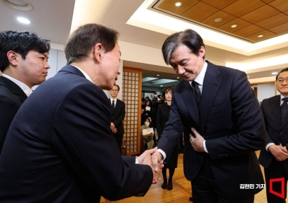 [포토] 손명순 여사 빈소 찾은 조국 대표
