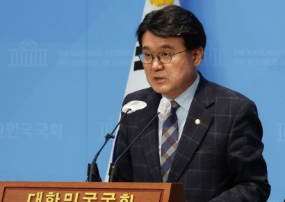 황운하, 조국 품으로…"윤석열 일당, 조국 온가족 도륙"