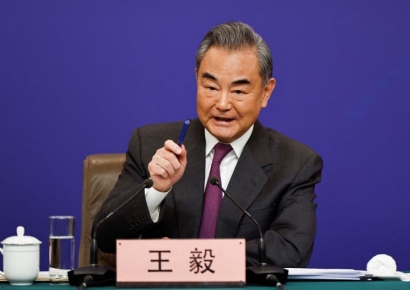 中 왕이 "日, 건들면 안 되는 레드라인 넘어…군국주의 재기 막겠다"