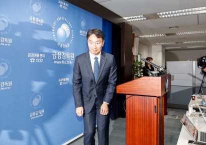 [포토] 브리핑실 나서는 이복현 금융감독원장