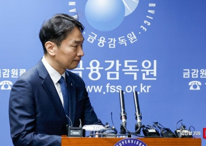 [포토] 브리핑실 들어서는 이복현 금융감독원장