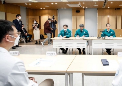 [포토] 2차 종합병원 의료진 만난 한덕수 국무총리