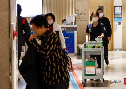 [포토] 장기화된 전공의 집단행동, '분주한 간호사'