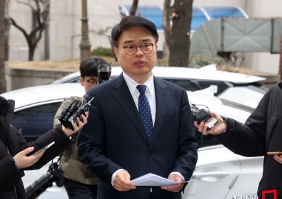 [포토] 경찰 출두하는 대한소아청소년과의사회회장
