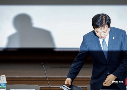 [포토] 행사장 들어서는 김주현 금융위원장