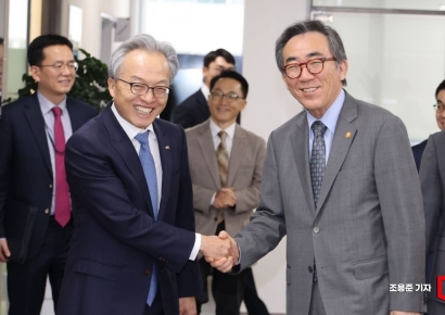 [포토] 최진식 회장과 악수하는 조태열 외교장관