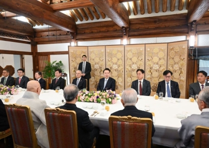尹 "의료개혁, 신속하게 추진…의료법 위반, 교수도 예외일 수 없어"