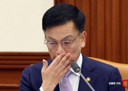 [포토] 밥상 물가 비상, 생각에 잠긴 경제부총리