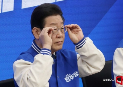 [포토] 안경 만지는 이재명 대표