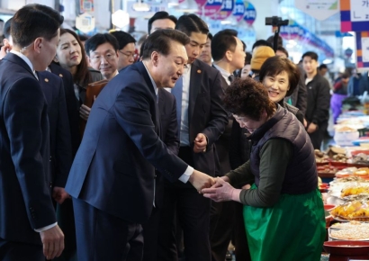 尹대통령, 사천 삼천포 용궁수산시장 방문…상인 격려 