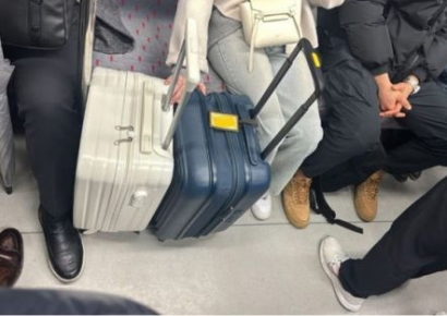 "지하철 빈 좌석은 내 짐 몫"…민폐 여성에 누리꾼 공분