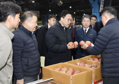 가락동시장 찾은 기재1차관 "물가안정, 정책 최우선 순위"