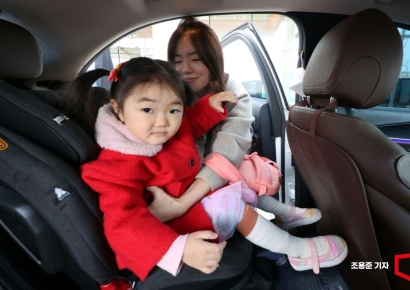 "오늘도 아이 들쳐업고 출근한다"…증권맨 양육 일기[K인구전략]