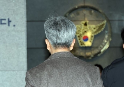[포토] 경찰 출석하는 김택우 의협 비대위원장