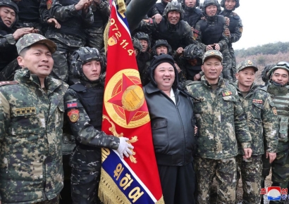 北 김정은, 공수부대 훈련시찰 "첫째도 둘째도 셋째도 전쟁준비"